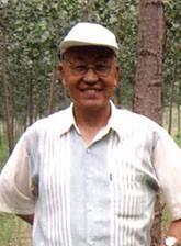 德馨, 学名王传珩，1936年出生，自幼受家庭熏陶，酷爱书画，特长书法。曾任石景山老年大学草书教师。现任中国新闻学院老人班行书教师，中国老年书画研究会创作研究员，中国书艺法书创始者。6岁时在父亲的指导下临摹欧、柳、颜、赵、黄的楷书字帖。读书时临写王羲之的行草贴、歌、领。参加工作后临写三希堂、张旭、怀素、于右任草帖，董其昌行草帖等。本次为参展作品四尺对联一幅。