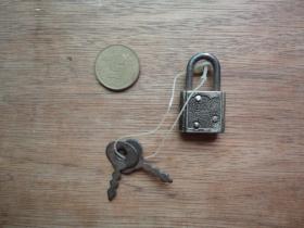 老物件、摆件--精致小锁（1把）--带钥匙