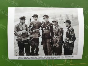 陵县老照片：山东陵县果园村民兵连，治河不忘战备训练（后期冲印片，黑白，5寸）