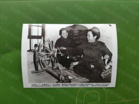 陵县老照片：1982年八一电影制片厂演员到王元梅村体验生活（后期冲印片，黑白，5寸）