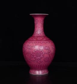 清乾隆胭脂红雕刻缠枝花卉纹花瓶