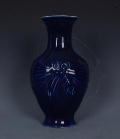 清乾隆宝石蓝釉雕刻绶带瓶；