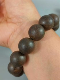 270_沉香木手串， 珠子圆润，木纹清晰，皮克老辣， 留有余香。