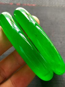 924_帝王绿高冰翡翠圆条手镯一对，圈口：60.0/59.8mm，选料上乘，冰透水润，满绿通透，线条圆润，手感平滑细腻，油润包浆，完整全品。D53