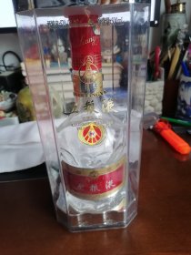 【酒瓶】五粮液，有包装盒。