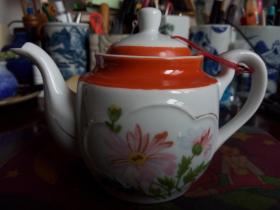 【茶壶】民国（满洲国），纹饰=花卉；小型茶壶；98品；完整。