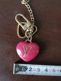 【怀旧类】钥匙链； LV  心形；金属+高分子；纪念品牌。