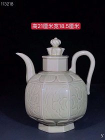 142_越窑花卉壶，纯手工胎，器形优美，造型周正挺拔，品相完整。