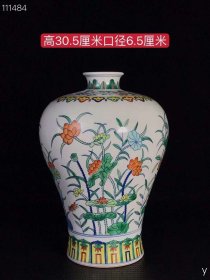 218_乾隆斗彩荷花梅瓶，纯手工胎，器形优美，造型周正挺拔，品相完整。