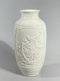 海外回流 陈国治款白釉雕瓷花鸟纹瓶 规格：高25cm