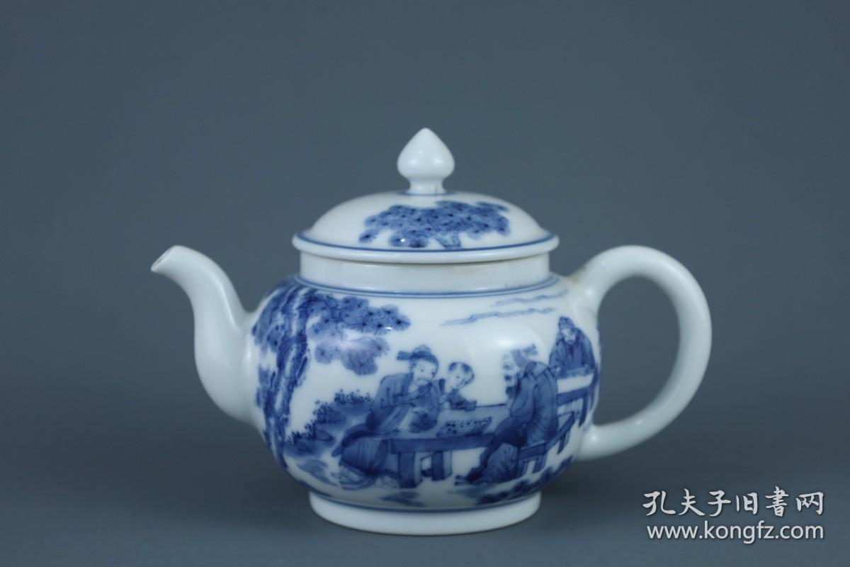 清乾隆-青花琴棋书画人物图壶 高度10.5cm，口径6.4cm，肚径15cm。