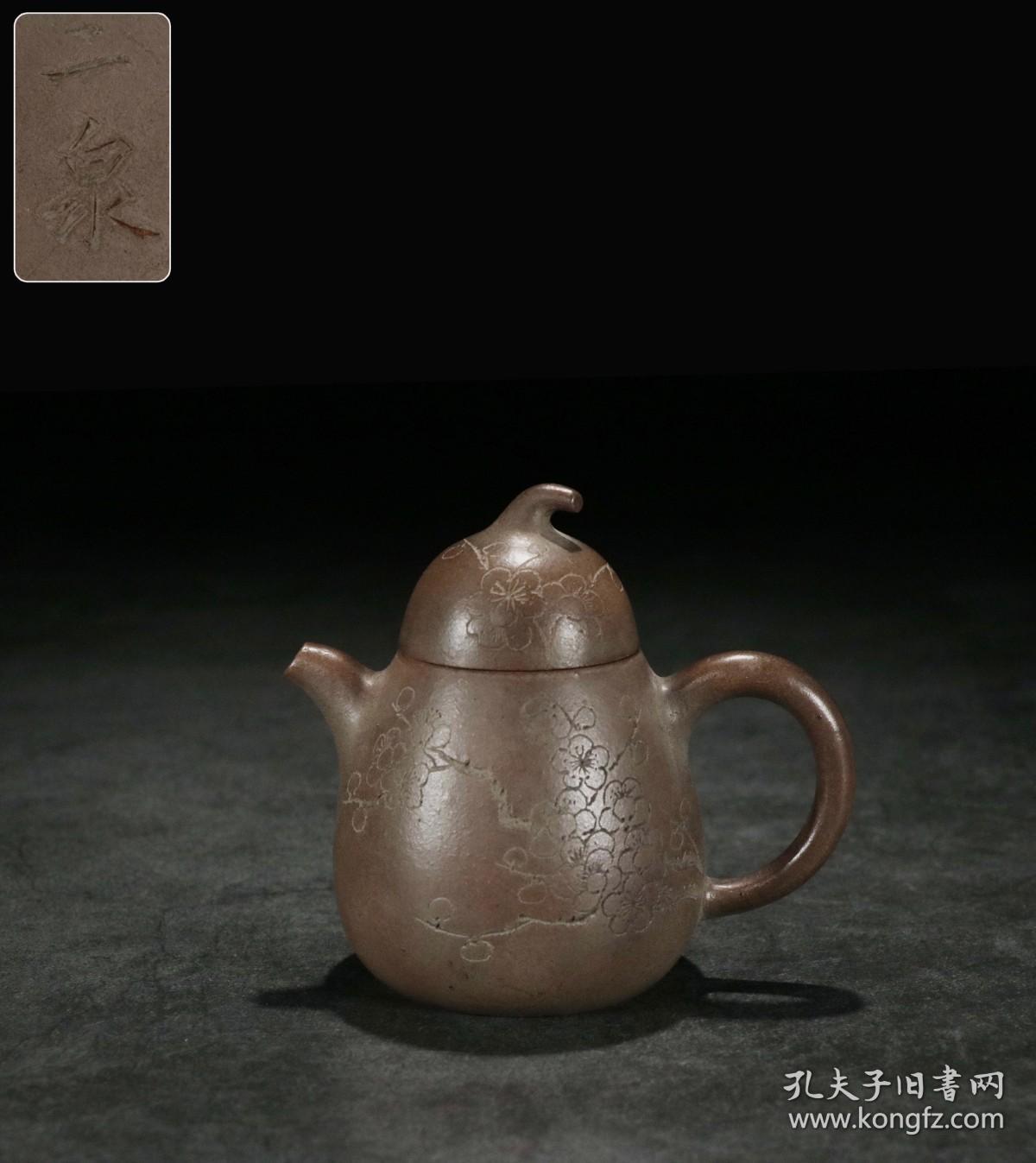 【二泉】款刻梅瓜菱壶 【尺寸】长10.2cm，宽6.3cm，高9cm 【人物简述】二泉，号大鹏，制宜兴紫砂壶名艺人，浙江省桐乡人。善制茗壶，有的浑朴雅致，有的精巧玲珑，且善配泥色。首创捏嘴不用模子和掇暗嘴之工艺，虽随意制成，亦有天然之致， 世称“彭年壶”，对后世影响颇大。