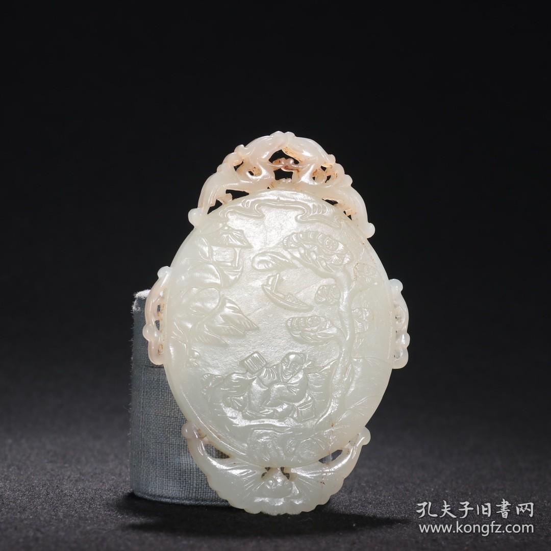 清代-和田玉“松下老人”佩牌 规格：长9.3cm宽6.6cm重73g 新疆和田料，油脂十足，双面工，浅浮雕“松下老人”图案，树木茂盛，人物五官清晰，形象鲜明，背面花鸟纹精美，刀法犀利，玉质细润紧密，佩戴极佳。