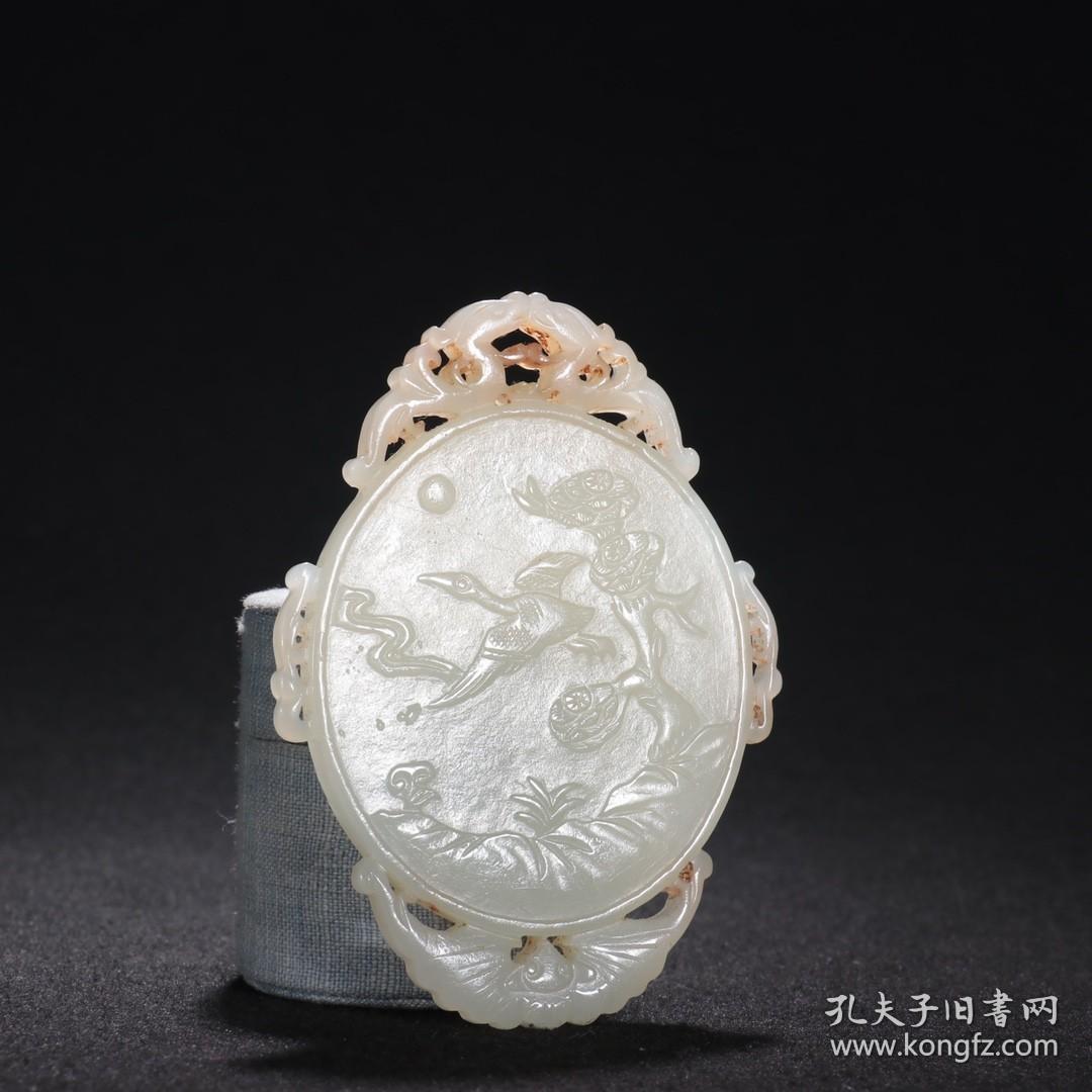 清代-和田玉“松下老人”佩牌 规格：长9.3cm宽6.6cm重73g 新疆和田料，油脂十足，双面工，浅浮雕“松下老人”图案，树木茂盛，人物五官清晰，形象鲜明，背面花鸟纹精美，刀法犀利，玉质细润紧密，佩戴极佳。