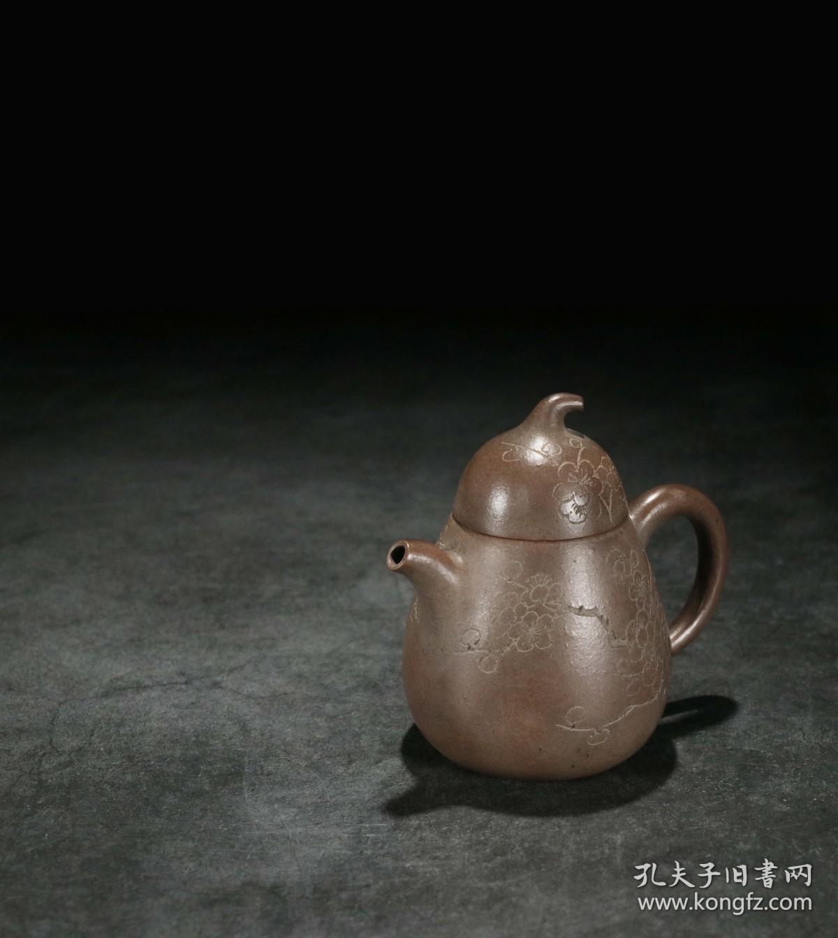 【二泉】款刻梅瓜菱壶 【尺寸】长10.2cm，宽6.3cm，高9cm 【人物简述】二泉，号大鹏，制宜兴紫砂壶名艺人，浙江省桐乡人。善制茗壶，有的浑朴雅致，有的精巧玲珑，且善配泥色。首创捏嘴不用模子和掇暗嘴之工艺，虽随意制成，亦有天然之致， 世称“彭年壶”，对后世影响颇大。