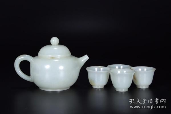 旧藏 和田玉 茶壶一套 尺寸茶壶长13cm 宽8cm 高8.5cm 尺寸 杯直径4.5cm高3.5cm重255克 说明此件藏品取料新疆和田玉料，壶形精美，小玉杯器型独特，壶形奇特，玉质细腻，清廉正气，刀法犀利，玉质细腻油润，内壁挖空而成，陈列办公室极为高档！