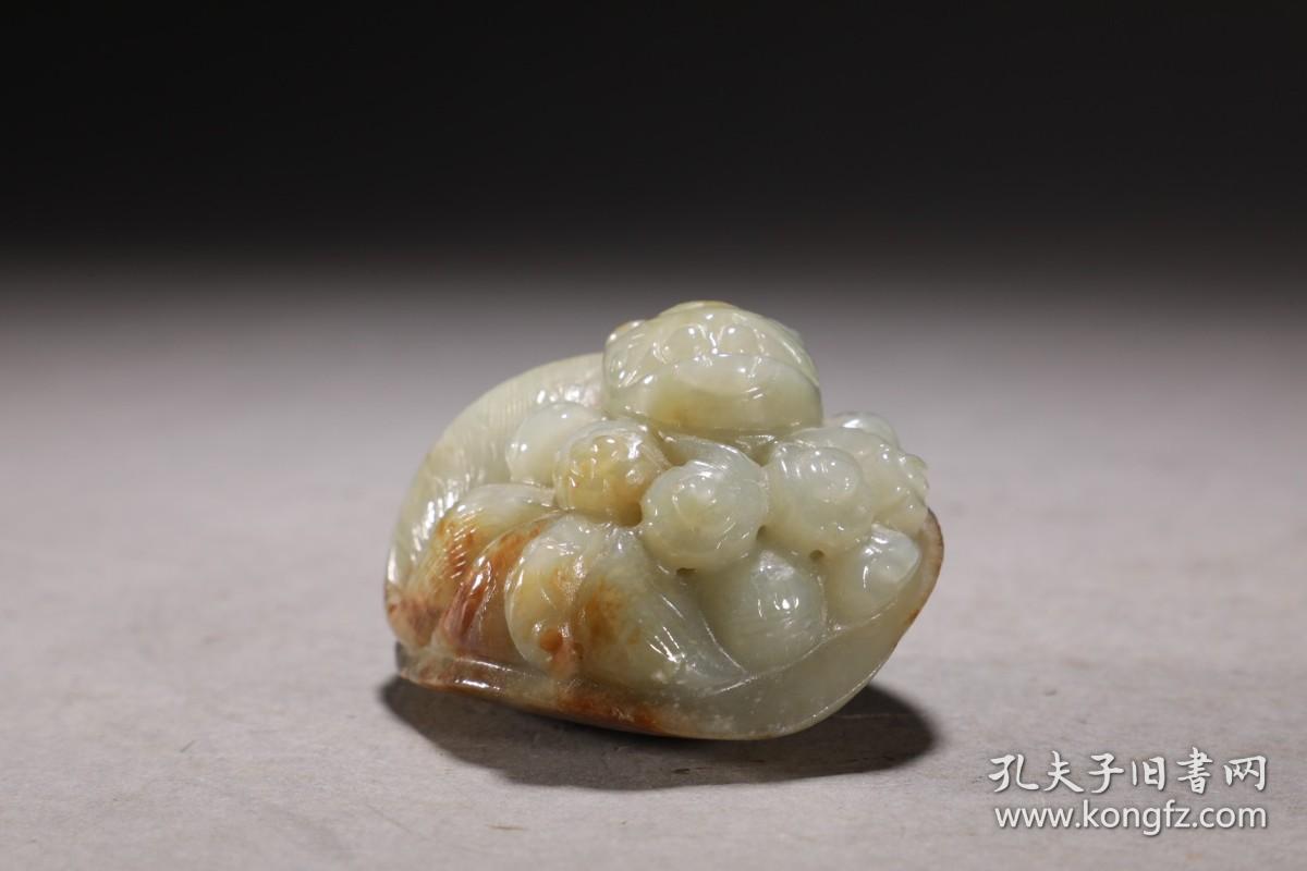 和田玉瑞兽把件 尺寸：6*5.2*4cm 重157g。