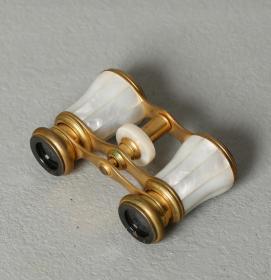海外回流 19世纪 纯铜嵌螺钿望远镜 尺寸：长：19cm 宽：9.8cm 本品以纯铜嵌螺钿工艺手工精制而成，做工精巧，螺钿品质精良。历经百年，整体保存完好。19世纪螺钿望远镜大多用于贵族观赏歌剧使用。