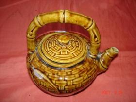 朝鲜瓷器/朝鲜黄釉竹叶纹瓷水壶（全品）一件