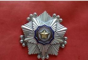 朝鲜铜质奖章/国旗三级勋章《横别针》版一枚
