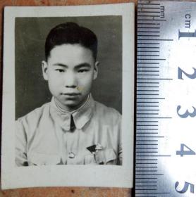 老照片收藏191180-1948年国立西南中山高职校戴校徽男生