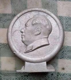 1968年1月用美军飞机残骸制作的援越抗美纪念摆件