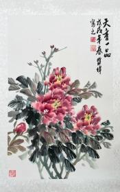 盛伟花鸟作品。
盛伟，1963年生，江苏东台市人，高级工艺美术师，职业画家，擅长人物、山水、动物等，自幼学画，在继承传统基础上，笔墨精湛，形象生动逼真，色彩艳丽而不俗，情调雅致，内涵丰韵携咏，令人赏心悦目，其国画（发绣）作品多次参加省及全国大展大赛。并多次荣获金、银铜等奖赏。现任中国工艺美术协会会员、中国民间文艺家协会会员、中国刺绣艺术专业委员会会员、中国美术家协会江苏会员等。