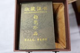 钧瓷泥人：荷叶女童丨 张振福，1967年生，河南郸城人，中国雕塑学会会员、中国雕塑专业委员会会员、高级工艺美术师、河南省“四个一批”文化人才、河南省民间文艺家协会理事、河南省美术家协会会员、河南省钧瓷行业协会副会长、河南省陶瓷艺术委员会常务委员、河南省工艺美术大师、河南省工艺美术协会常务理事。张振福泥塑《黄河娃》入编2013年教育部审定的全国小学六年级美术教科书。