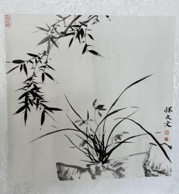 孙文文花鸟作品。
984年生，山东青岛人。2003至2007年就读于中国美术学院国画系花鸟专业，2013年毕业于中国美术学院国画系花鸟专业，获硕士研究生学位，师从博士生导师闵学林教授。现中国美术学院中国画与书法艺术学院博士在读。现为中国美术学院继续教育学院写意花鸟项目负责人，杭州师范大学特聘副教授。浙江省女花鸟画家协会会员，杭州市美术家协会会员。