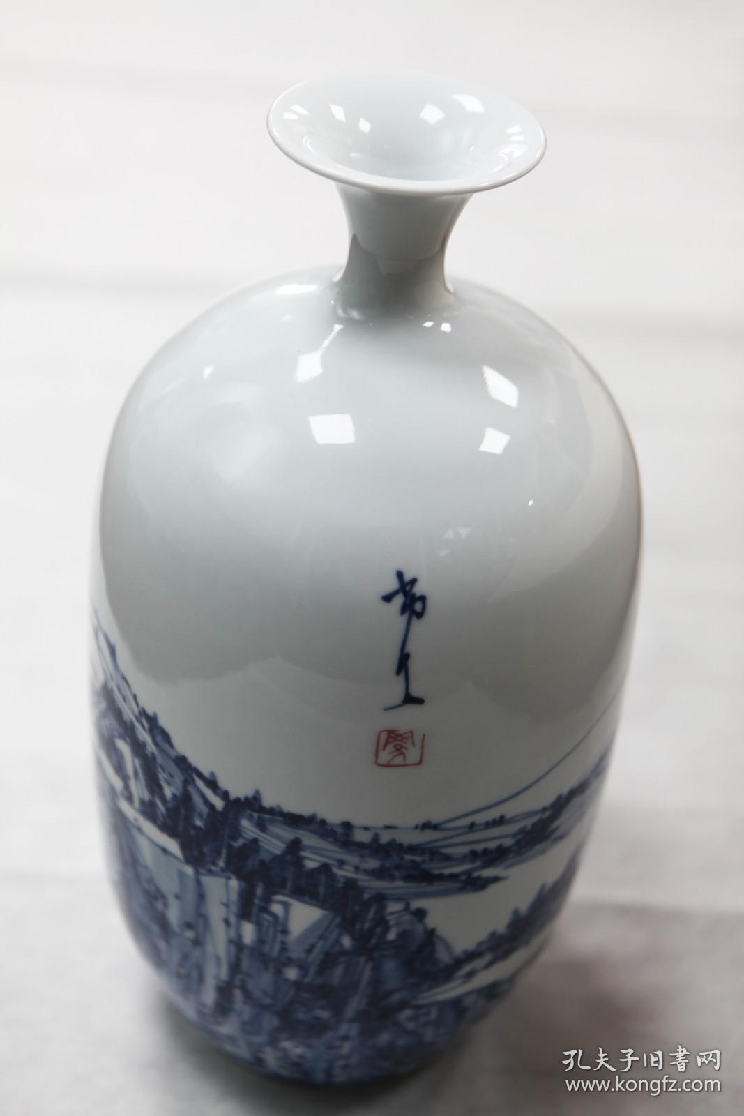 瓷画山水作品丨罗小安，1963年生于南昌市，1987年毕业于浙江美术学院，现在中国美术学院任教。中国美术家协会会员，中国美术学院副教授，硕士生导师。从事艺术设计教育和绘画艺术研究与实践。