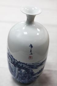 瓷画山水作品丨罗小安，1963年生于南昌市，1987年毕业于浙江美术学院，现在中国美术学院任教。中国美术家协会会员，中国美术学院副教授，硕士生导师。从事艺术设计教育和绘画艺术研究与实践。