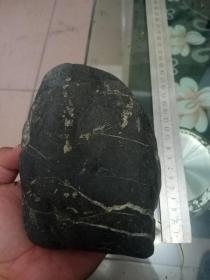 陨石 雅鲁藏布江捡到 石铁陨石，微磁性          本人陨石猎人，自驾青藏线到日喀则，路过雅鲁藏布江，喜得此石，缘分
