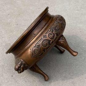 兽头三足铜香炉
两面开窗錾刻花卉图案，皮克黄亮使用痕迹明显，实拍如图！