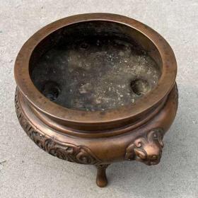 兽头三足铜香炉
两面开窗錾刻花卉图案，皮克黄亮使用痕迹明显，实拍如图！
