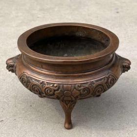 兽头三足铜香炉
两面开窗錾刻花卉图案，皮克黄亮使用痕迹明显，实拍如图！