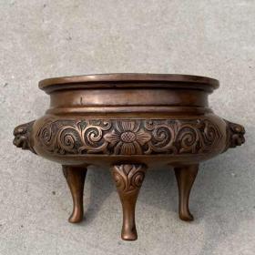 兽头三足铜香炉
两面开窗錾刻花卉图案，皮克黄亮使用痕迹明显，实拍如图！