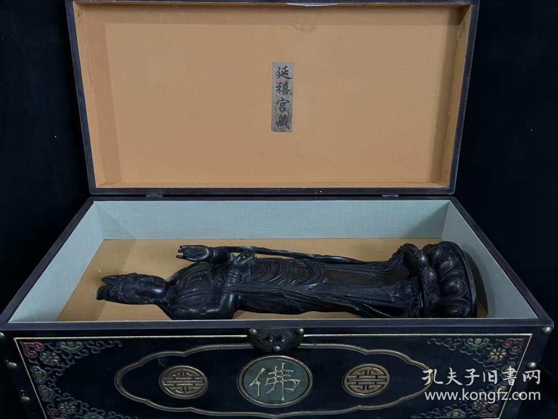 老沉香 奇楠 《观音》摆件[合十][合十][合十]  高：67cm宽：21cm  厚：19cm  重：2400克   寓意吉祥如意，事事顺心，逢凶化吉。天然老沉香大料整雕，人物清晰，极具神韵，刀工精湛，味道极好，木质细腻、皮壳包浆一流，收藏绝品
盒子尺寸：80厘米×35厘米×40厘米