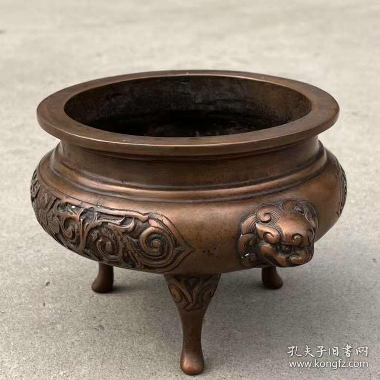 兽头三足铜香炉
两面开窗錾刻花卉图案，皮克黄亮使用痕迹明显，实拍如图！