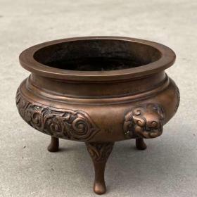 兽头三足铜香炉
两面开窗錾刻花卉图案，皮克黄亮使用痕迹明显，实拍如图！