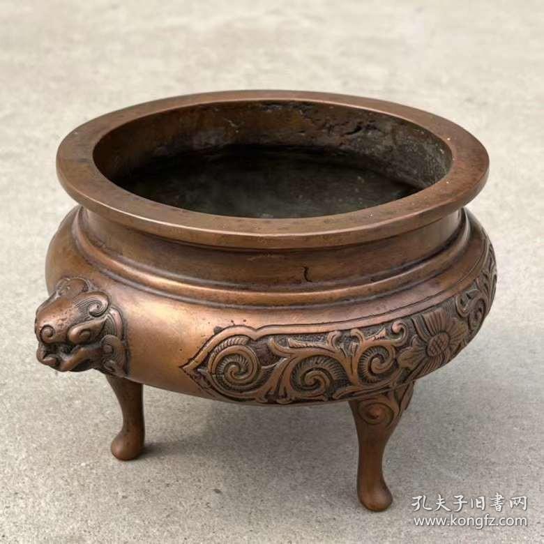 兽头三足铜香炉
两面开窗錾刻花卉图案，皮克黄亮使用痕迹明显，实拍如图！