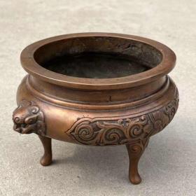 兽头三足铜香炉
两面开窗錾刻花卉图案，皮克黄亮使用痕迹明显，实拍如图！