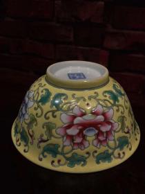 珐琅彩瓷器黄地釉花卉碗