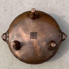 兽头三足铜香炉
两面开窗錾刻花卉图案，皮克黄亮使用痕迹明显，实拍如图！