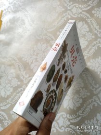 《贝壳-全世界500多种贝壳的彩色图鉴》[英]丹斯2005友谊32开255页：收录全世界500多种贝壳，内容权威、编排系统，配有600余幅高清晰彩色照片，使读者能轻松掌握鉴别各种贝壳的方法。对收录的每种贝壳均有详细的叙述，色彩斑斓的贝壳的彩照，使其特征、特性跃然纸上。向贝壳爱好者介绍了贝壳类、鉴定的方法，系统介绍了贝壳的形态、分类，分布情况、采集和收藏方面的知识。书后附有简明扼要的专有名词的解释。