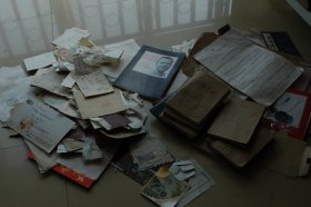著名作家汪曾祺、施松卿夫妇旧藏：资料一堆（笔记本、信札、贺卡、手稿等杂散资料，整体出售）之一