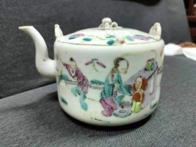 清代粉彩人物瓷茶壶