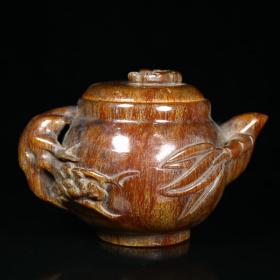角雕茶壶。