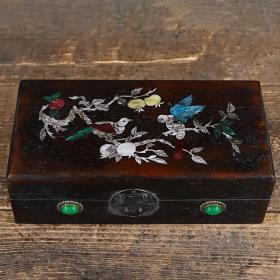 花梨木手工雕刻镶嵌宝石首饰盒。