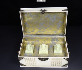 旧藏和田玉 印一套 龙印长5.5厘米，宽4.5厘米