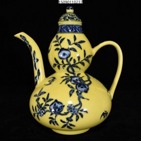 清雍正黄釉青花福寿纹壶，25.5×19